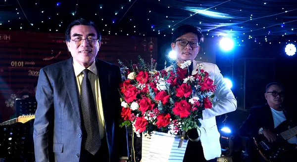 NSND Trung Đức tặng hoa ca sĩ Đào Trọng Hải