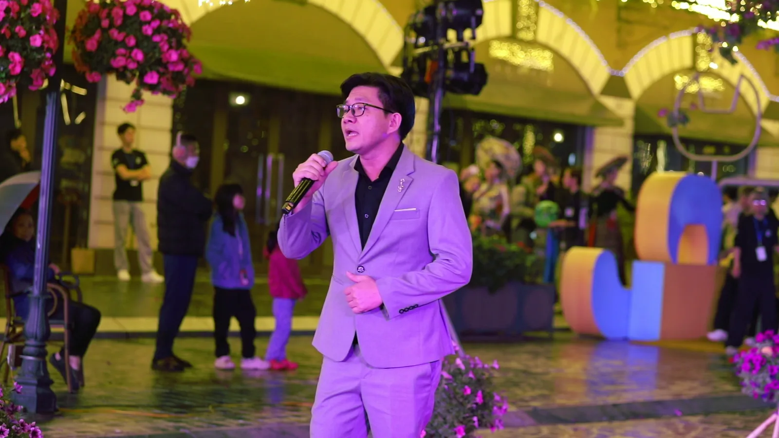 Ca sĩ Đào Trọng Hải hát tại sự kiện Uyển Áo Dài Fashion Show 2025, phố đi bộ Long Biên